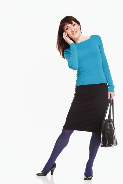 Mujer hablando por teléfono móvil y sosteniendo una bolsa — Foto de Stock