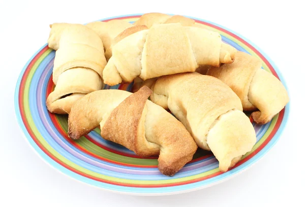 Croissants frescos en placa de color — Foto de Stock