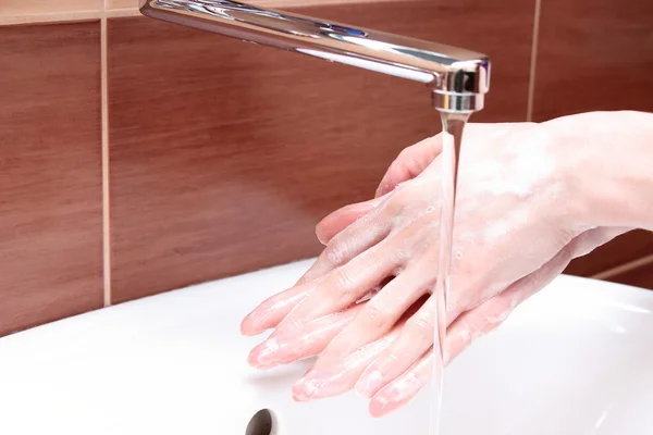 Mencuci tangan di bawah air yang mengalir — Stok Foto