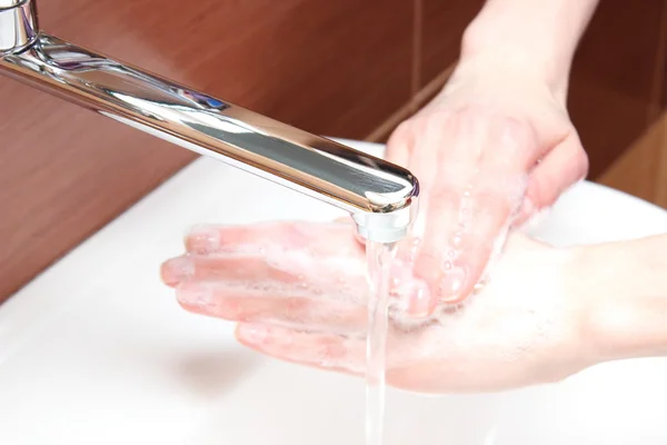 Lavaggio delle mani sotto l'acqua corrente — Foto Stock