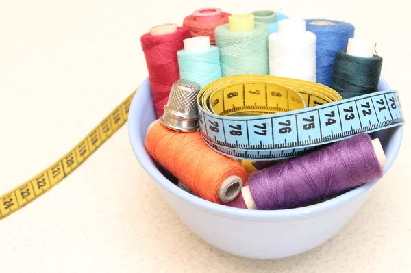 Colorful spools of thread, tape measure and thimble — Stock Photo, Image