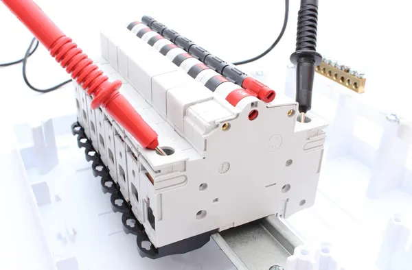 Interruptor eléctrico en el panel de control y multímetro de cable —  Fotos de Stock