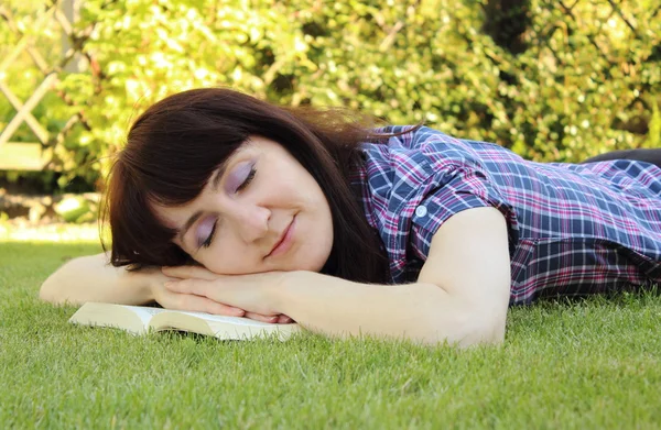 Spící žena po přečtení knihy — Stock fotografie