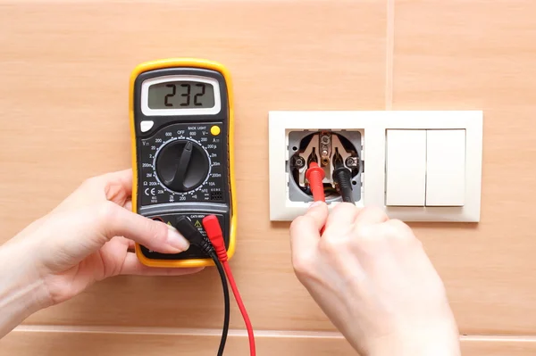 Hand elektriker kontroll av spänning — Stockfoto