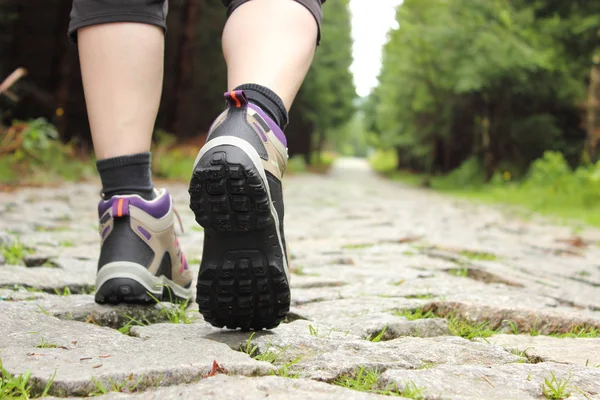 Benen van een vrouw in wandelschoenen in buiten actie — Stockfoto