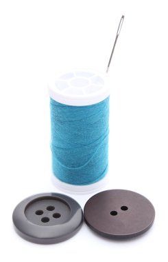 iki dikiş düğme ve beyaz arka plan iş parçacığında makarası