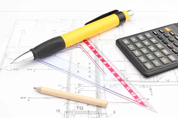 Rysunek akcesoria i kalkulator na planie mieszkania — Zdjęcie stockowe