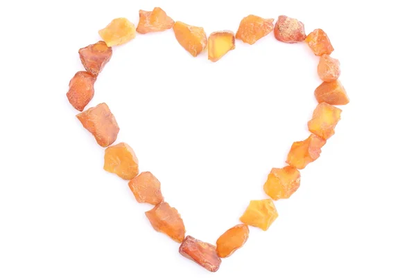 Beyaz arka plan üzerinde ham ambers kalbinde — Stok fotoğraf