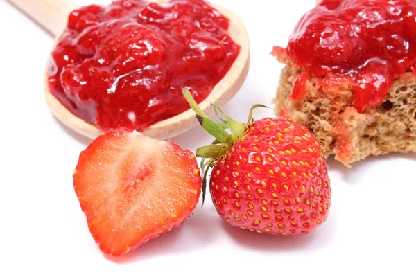 新鲜的水果和白色背景上的草莓酱 — 图库照片