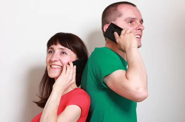 Femme et homme avec sourire parlant sur téléphone portable — Photo