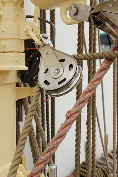 Old metal block and rigging at the sailboat — Stock Photo, Image
