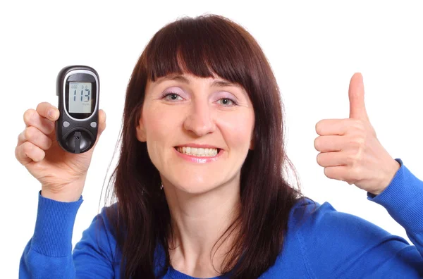 Lachende vrouw met glucose meter duimen opdagen — Stockfoto