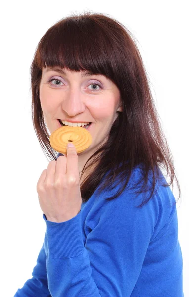 Donna sorridente con torta fresca — Foto Stock