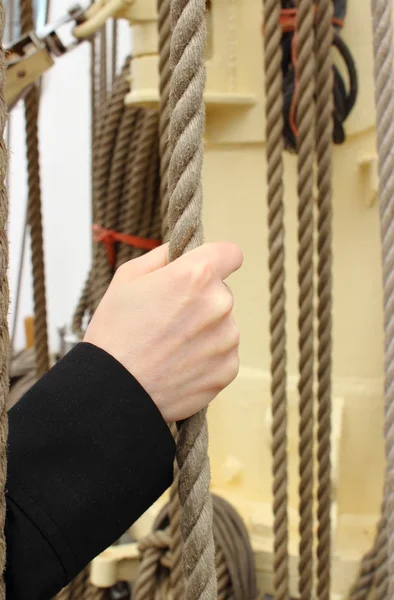 女性とヨットでの航海の太いロープの手 — ストック写真