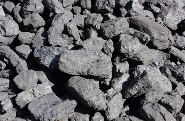 Kış için hazırlanan büyük ve siyah kömür topaklar yığını