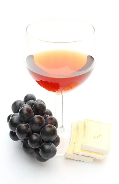 红葡萄酒杯葡萄与白色背景上的奶酪 — 图库照片