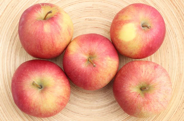 Fresh red apples on wooden background — Stock Photo, Image