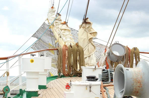 Teil der Segeljacht mit dicken Seilen — Stockfoto