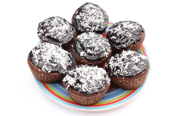 Čerstvě pečený čokoládový muffin s kokosem na barevné desky — Stock fotografie
