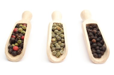 tahta kaşıklar üzerinde renkli, siyah ve yeşil biber