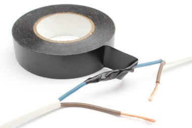 elektrik kablo yalıtım bandı kullanarak tamiri. beyaz izole