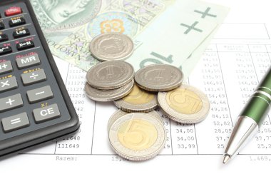 tablo üzerinde paralar, kağıt para, hesap makinesi ve kalem yığın