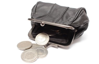 Gümüş sikke ile siyah deri çanta. Beyaz arka plan