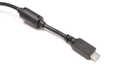beyaz zemin üzerine tak ve usb kablosu