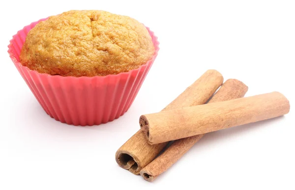 Vers gebakken wortel muffin en kaneelstokje. witte achtergrond — Stockfoto