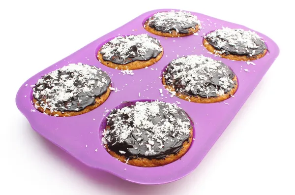 Muffins de carotte frais cuits au four en moule de silicone et chocolat — Photo