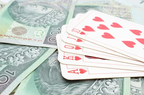 Herní karta na haldy bankovek — Stock fotografie