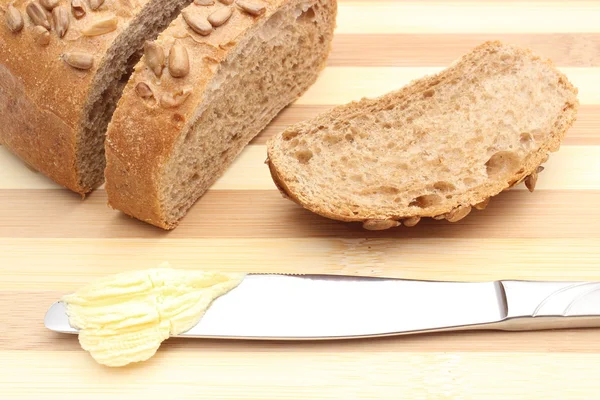 Manteiga sobre faca e fatia de pão — Fotografia de Stock
