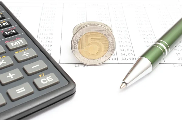 Geld, Stift und Taschenrechner liegen auf dem Tisch — Stockfoto