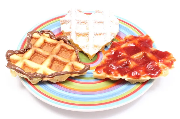 Gofres en forma de corazón acostados en un plato colorido. Fondo blanco — Foto de Stock