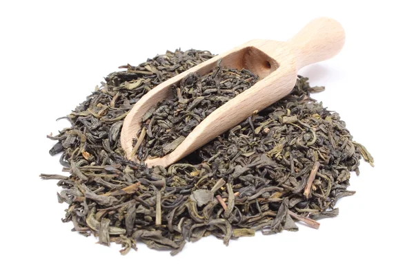 Montón de té verde seco en cuchara de madera — Foto de Stock