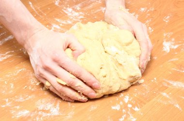 Elini kadının Maya pasta hamur yoğurma