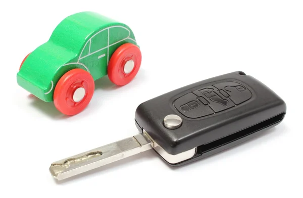 白色背景上的旧绿色玩具车及车辆钥匙 — 图库照片