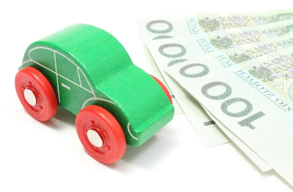 Carro de brinquedo verde velho com dinheiro no fundo branco — Fotografia de Stock