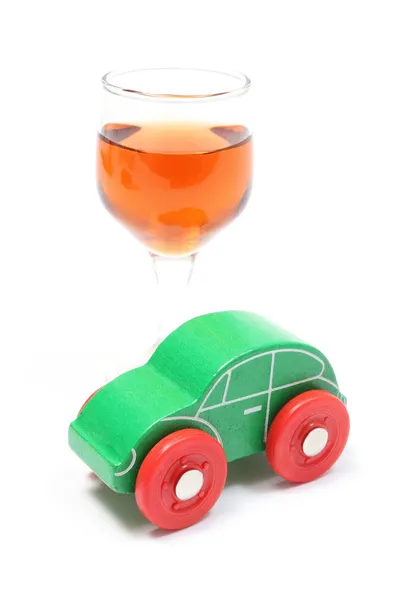 杯酒和木制玩具车。白色背景 — 图库照片