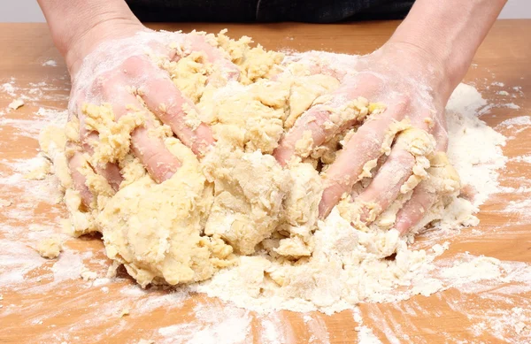Рука женщины месит тесто для дрожжевого пирога — стоковое фото