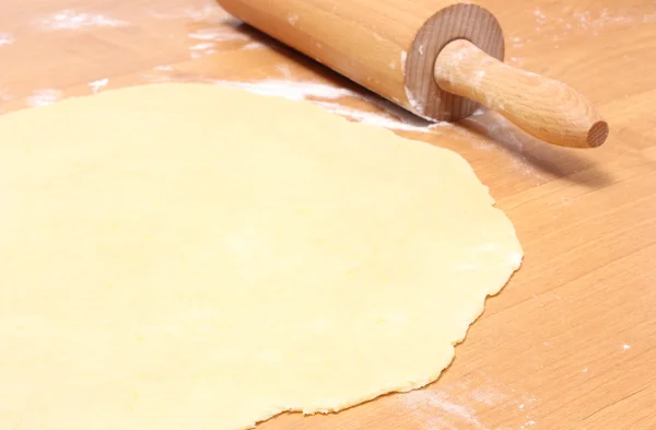 Sheeted yeast cake and rolling pin on wooden table — Stock Photo, Image