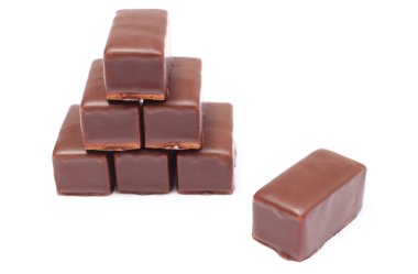 yığın beyaz zemin üzerine çikolata tatlılar