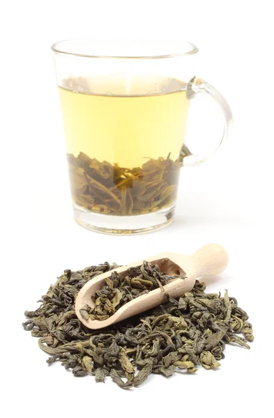 Un montón de té verde y una taza de bebida. Fondo blanco — Foto de Stock
