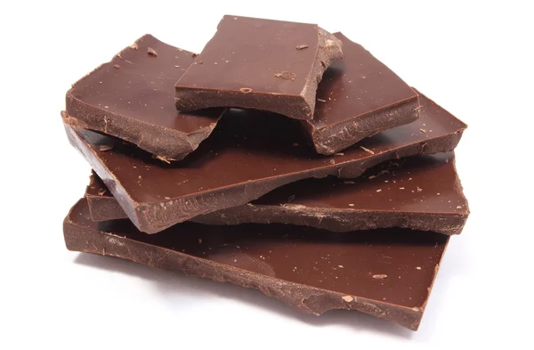 Fechar as peças de chocolate escuro no fundo branco — Fotografia de Stock