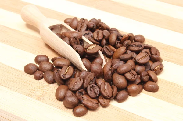 Tas de café sur cuillère en bois. Fond en bois — Photo