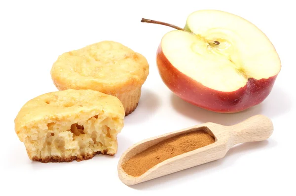 烤的松饼、 新鲜苹果和白色背景上的粉状肉桂 — 图库照片