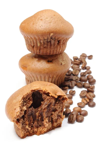 Fresh baked muffins and coffee grains on white background — Stock Photo, Image