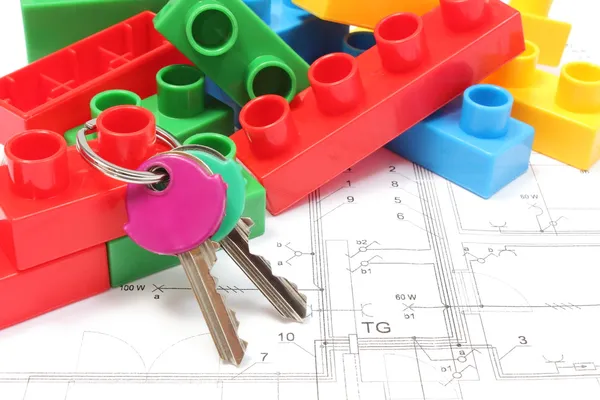 Σπίτι κλειδιά και πολύχρωμο δομικά στοιχεία στο σχέδιο στέγασης — Φωτογραφία Αρχείου