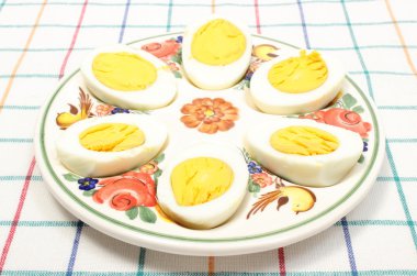 yarım yumurta renkli plaka üzerinde yalan