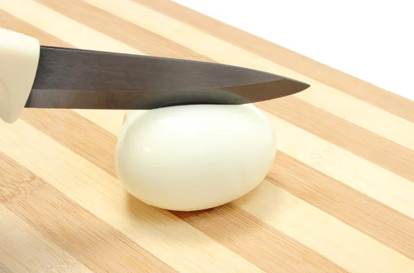 Nahaufnahme von Messer Schneiden von Ei auf Holz Hintergrund — Stockfoto